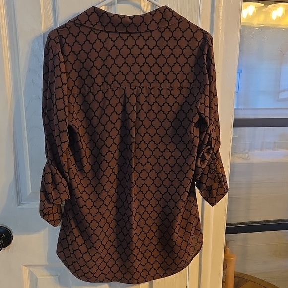 Patterned Button-Up Blouse - Picture 3 of 4